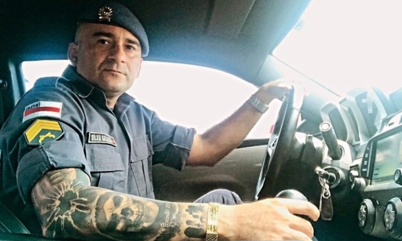 Descubra a identidade de Sargento Salazar: o policial que se apresenta como herói mas guarda segredos obscuros no passado.