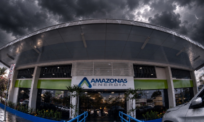 Passageira faz descoberta curiosa: absorvente encontrado dentro de capacete de moto por app em Manaus